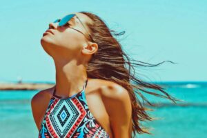 Donna che si gode la brezza estiva al mare