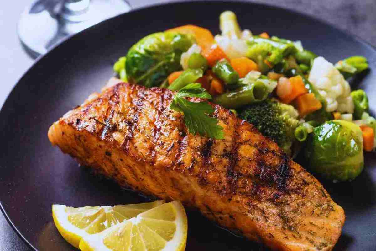 Piatto con salmone e verdure