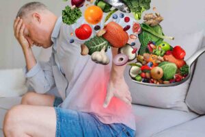 Uomo con dolore alla schiena e cibo