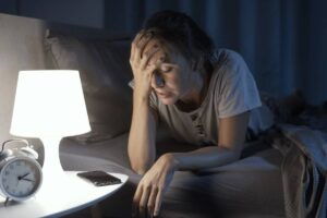 Donna disperata a letto a causa dell'insonnia