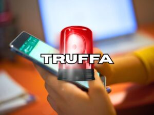 sfondo ragazza che messaggia su WhatsApp e lampadina allarme con scritto ruffa