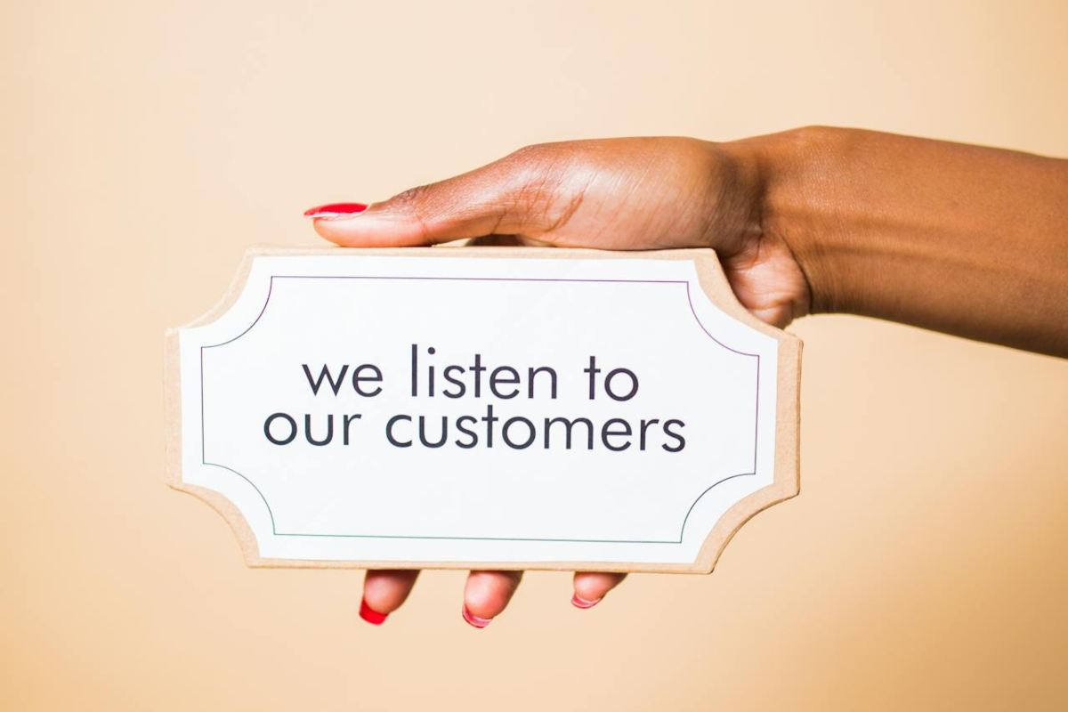 "Ascoltiamo i nostri clienti", in inglese