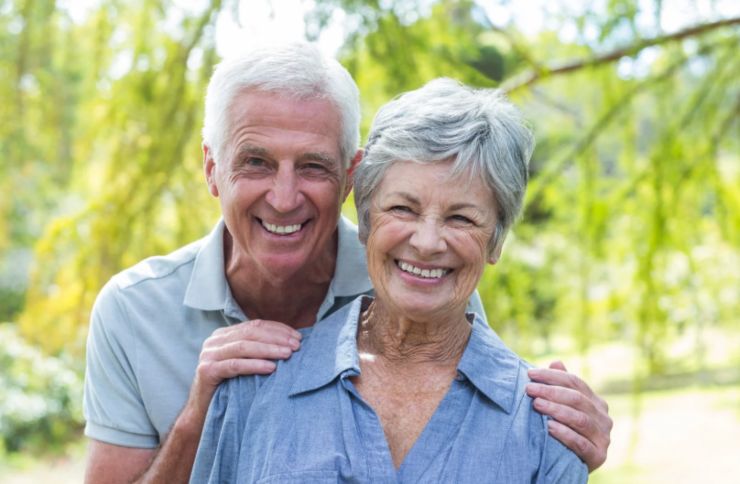 Coppia di anziani sorridenti