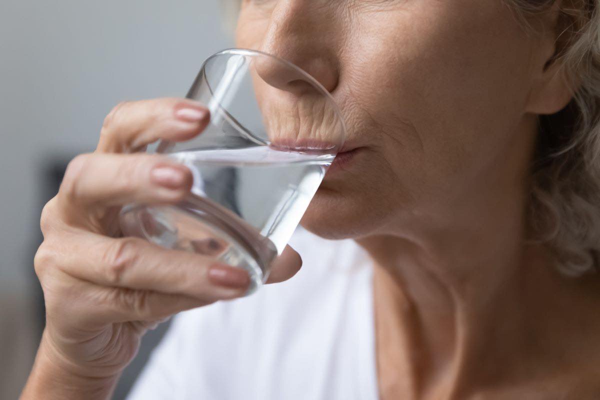 Donna che beve acqua 