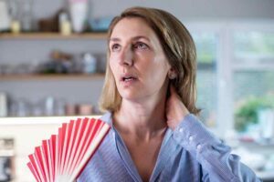 Donna che si sventola con un ventaglio