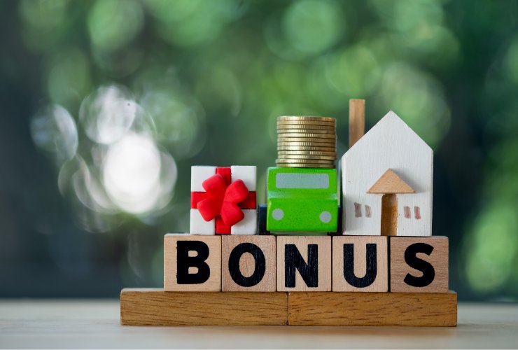 oggetti vari in miniatura che rimandano al bonus casa