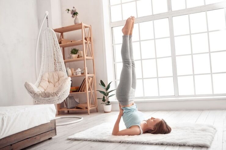 Donna fa posa yoga a casa