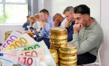 sfondo lavoratori disoccupati e banconote e monete euro