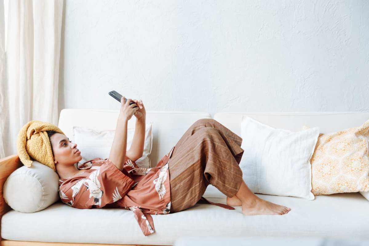 Donna che legge allo smartphone