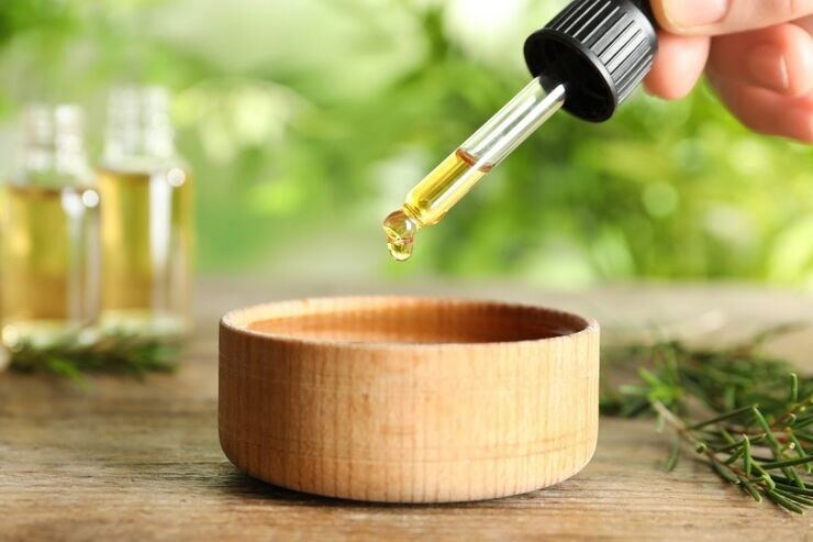 Versare gocce di olio in ciotola