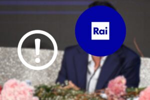 conduttore viso nascosto da logo rai e punto esclamativo