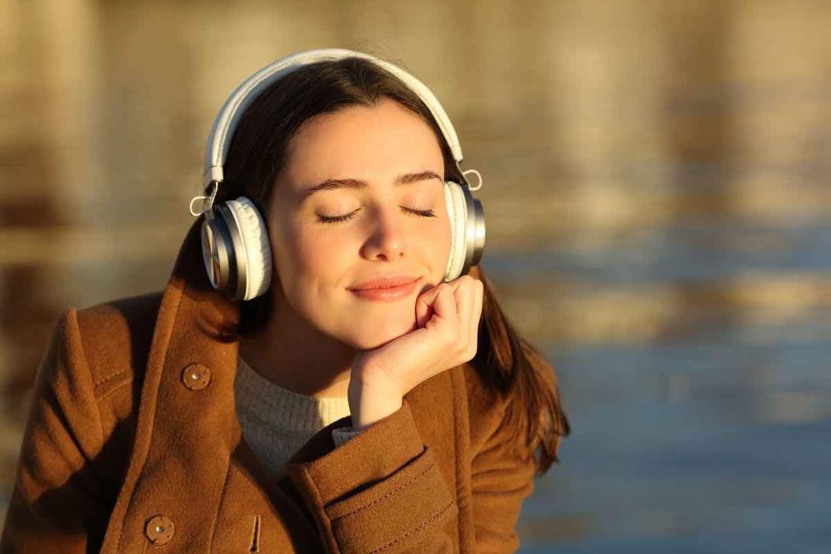 Ragazza che ascolta musica con cuffie