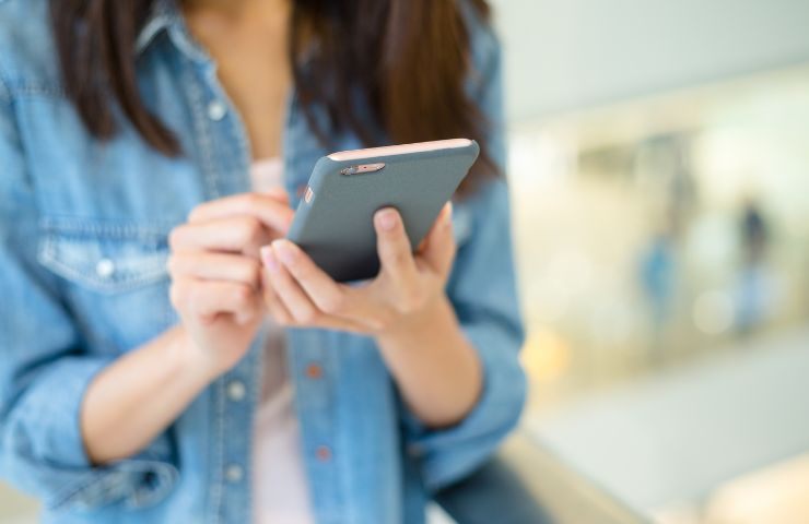 Persona che utilizza il cellulare