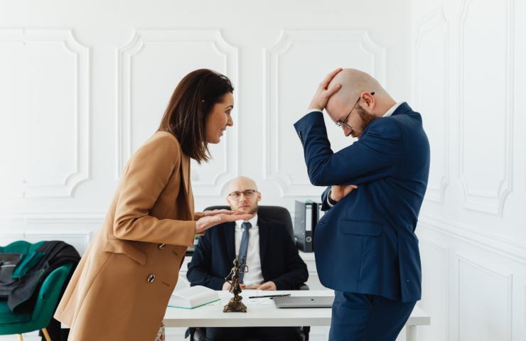 persone che litigano