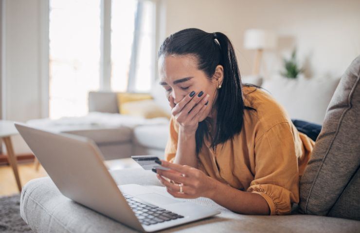 Persona che scopre di essere stata truffata 