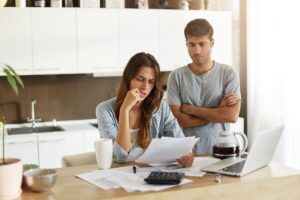 Coppia che studia dei documenti con aria preoccupata