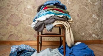 Lasci sempre una montagna di vestiti sulla sedia? Non è solo un’abitudine, farlo ha un significato molto più profondo
