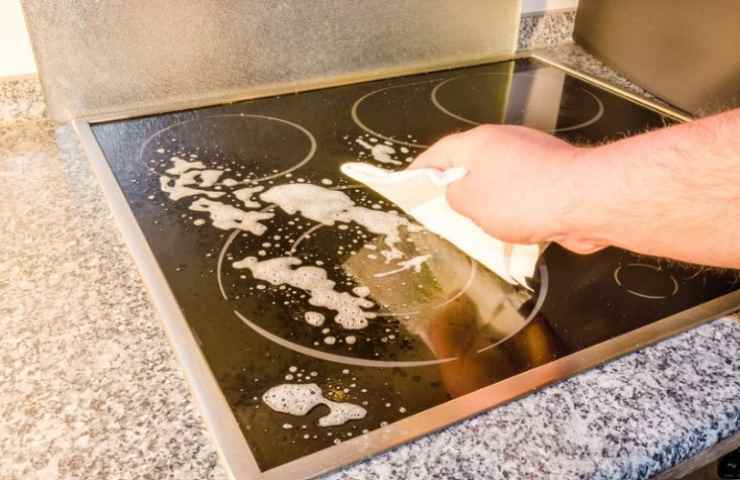 pulire il piano a indizione 