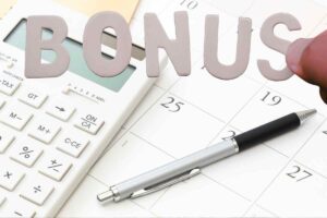 calcolatrice calendario e penna, in sovraimpressione la scritta Bonus