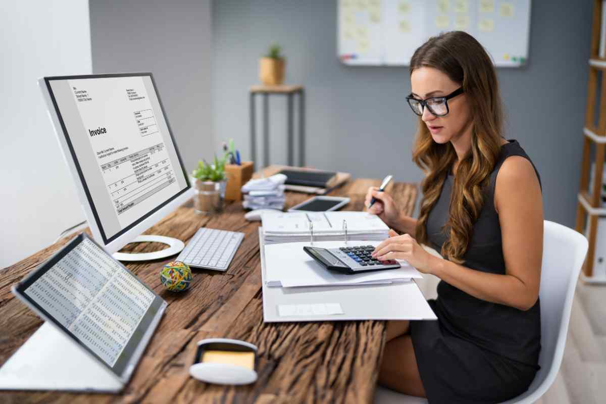 una ragazza impegnata a fare i conti al computer