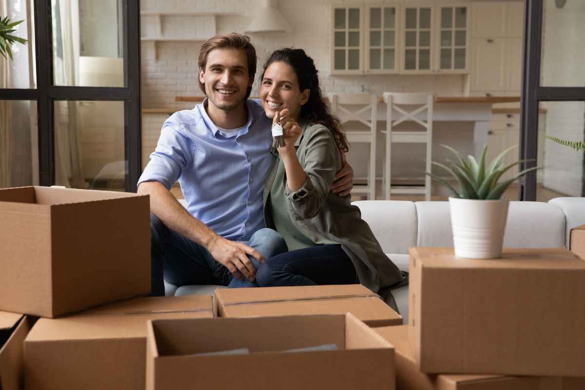 coppia in una casa tra gli scatoloni