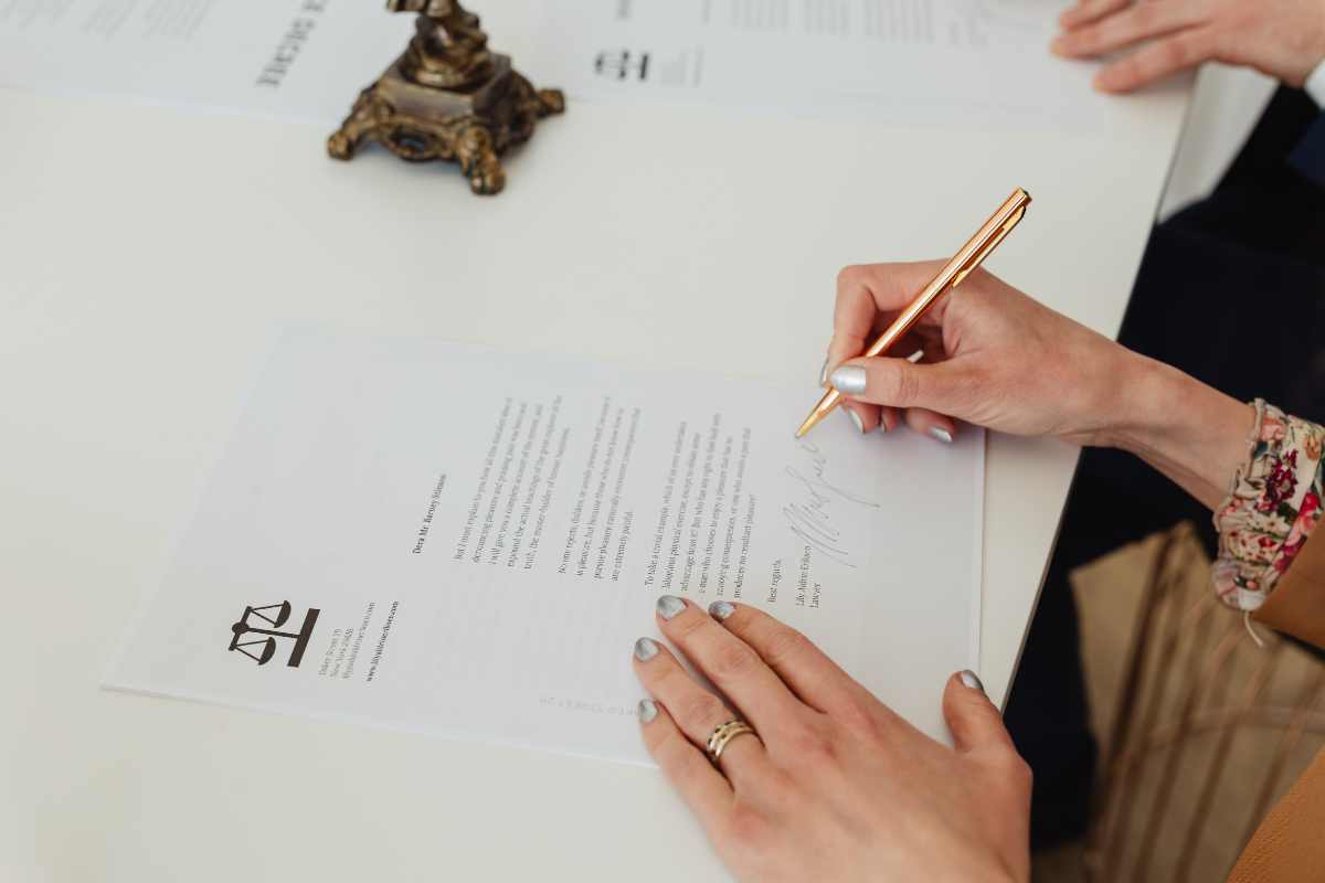 mano di donna firma il divorzio