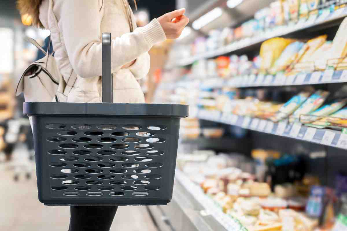 dettaglio di donna col cestino della spesa