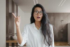 donna con idea in un bagno