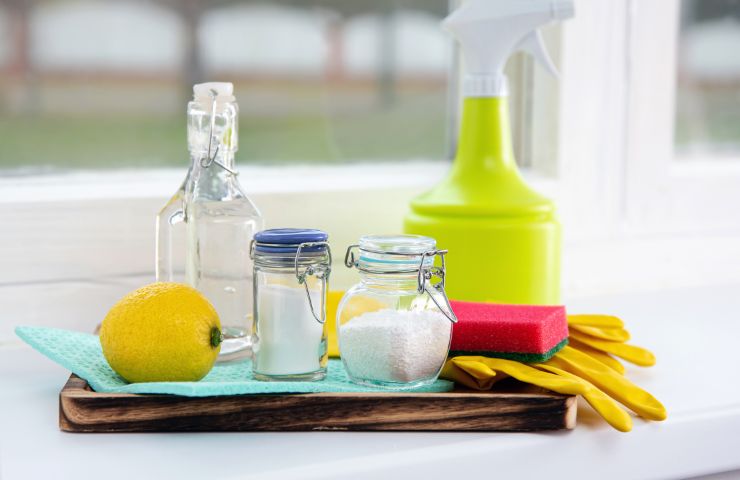 kit di pulizie con bicarbonato