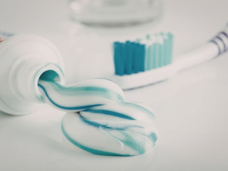 spazzolino e dentifricio