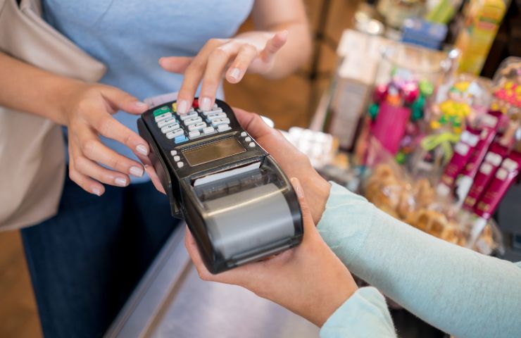 donna che paga con carta 