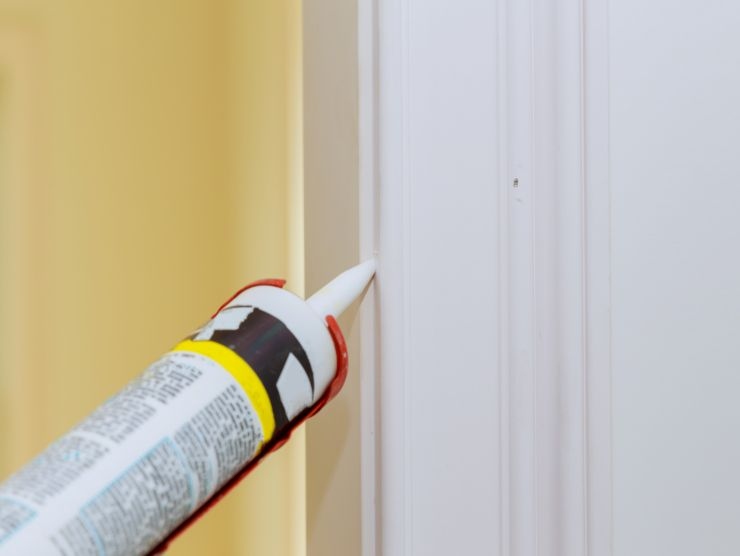 operaio che sigilla intonaco