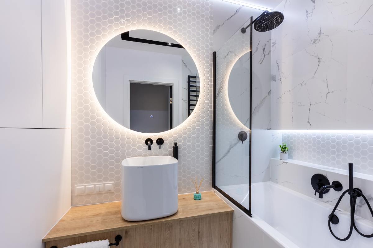 bagno con specchio e luce dietro 