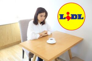 donna che beve caffe e logo dela lidl
