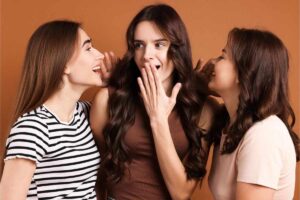 ragazze che spettegolano