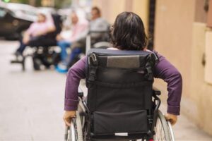 persona disabile sulla sedie a rotelle