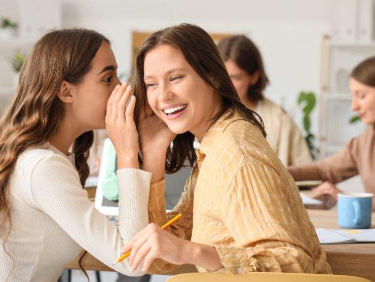 ragazze che si parlano all'orecchio