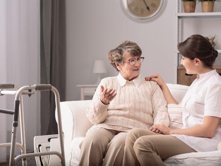 persona che presta assistenza ad un'anziana